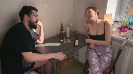 Очкастая баба пришла познакомиться с новым соседом